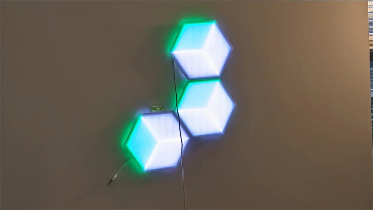 Govee Glide Hexa Pro Drei Paneele an der Wand während der Einrichtung