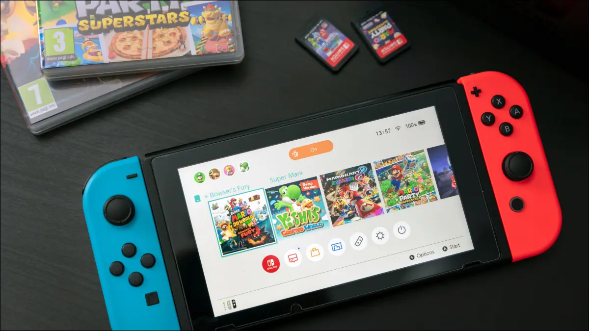 桌面上的 Nintendo Switch 控制台，旁边是两个游戏卡带及其外壳。