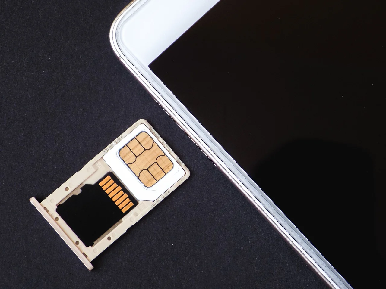 inserire sd card e sim nel telefono