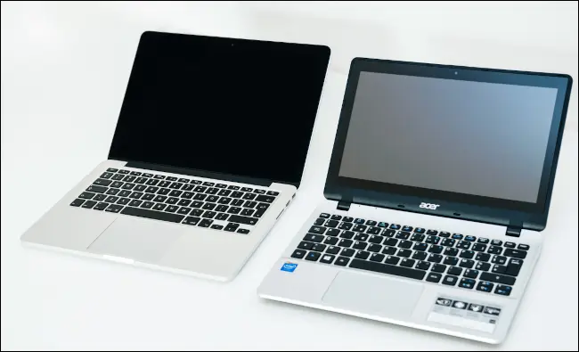 Acer Aspire 笔记本电脑旁边的 Apple MacBook Pro。