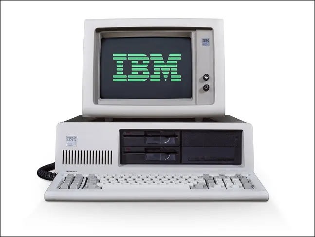 画面に IBM のロゴが入った IBM 5160 PC。