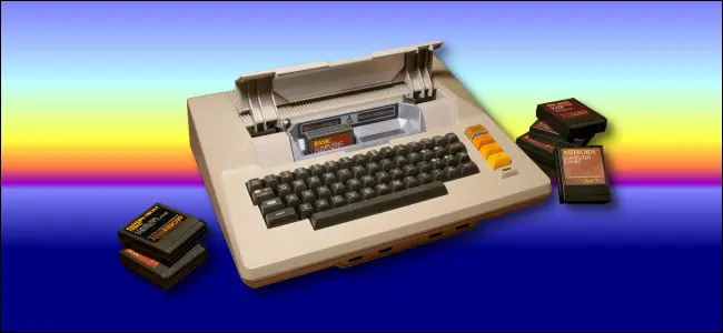 Atari 800 sobre un atardecer de fondo por Benj Edwards.