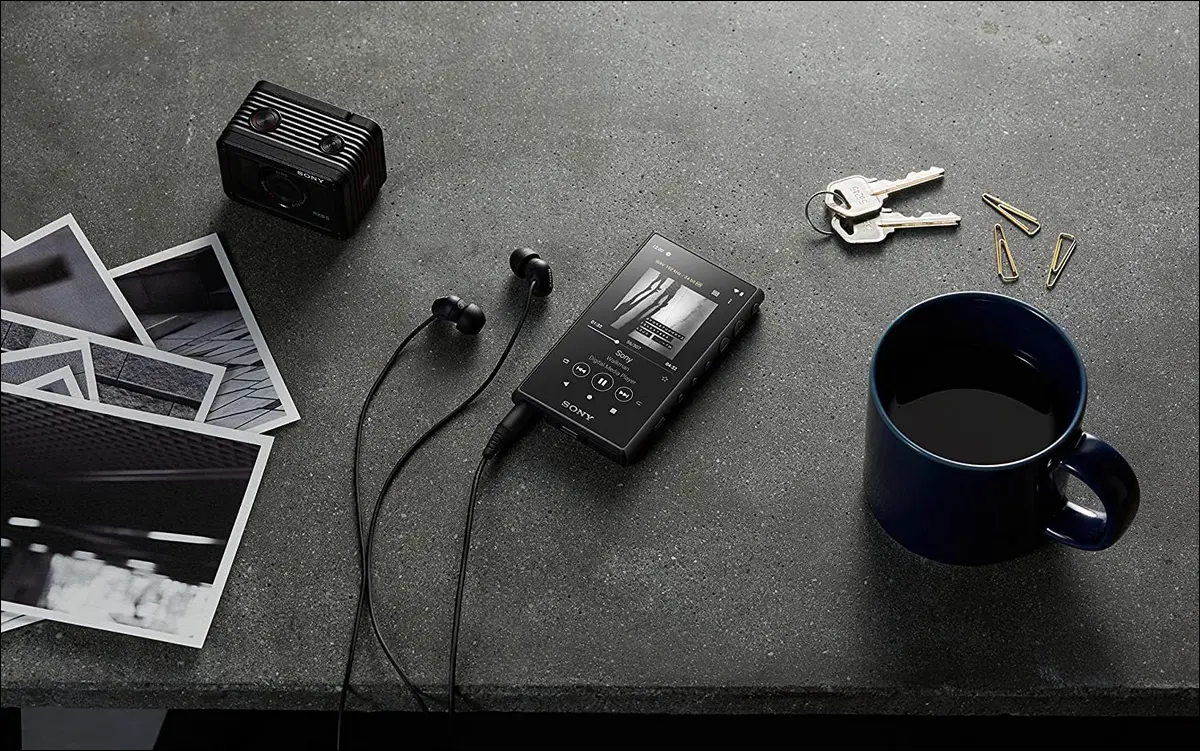 sony walkman NW-A105 en la mesa