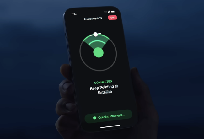Un iPhone che utilizza l'SOS di emergenza via satellite