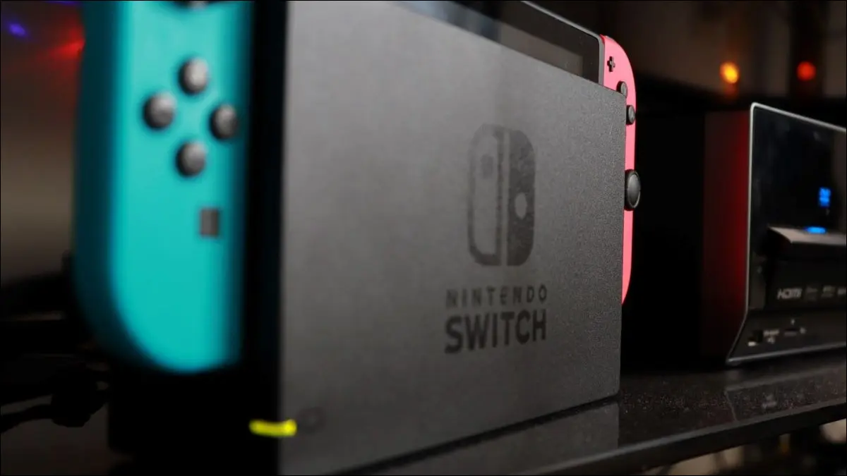 Nintendo Switch 在電視下方的底座中。