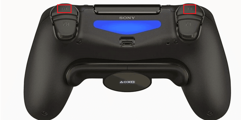 Appuyez et maintenez enfoncés les boutons L1 + R1 de votre manette PS4