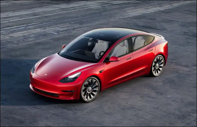 一辆特斯拉 Model 3。