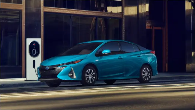 Una Toyota Prius Prime del 2022 collegata.