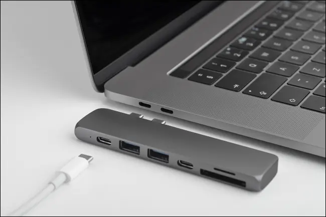 Hub USB Tipe-C untuk laptop dengan beberapa port pembaca kabel dan kartu.