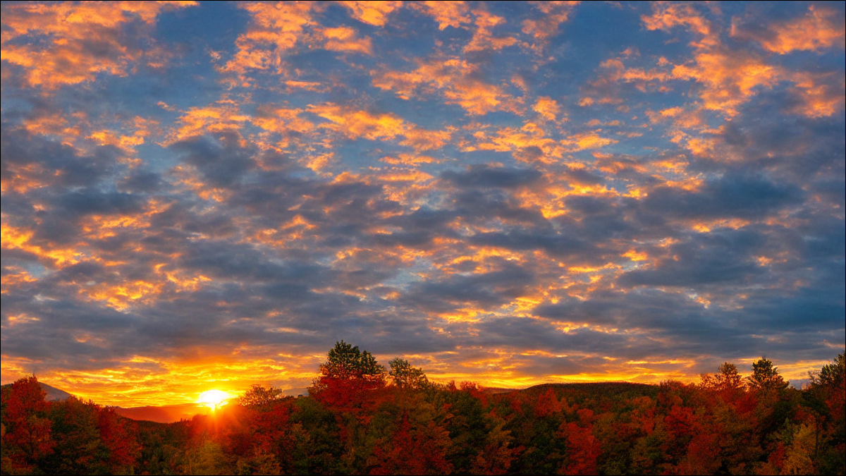 Una foto degli Adirondack al tramonto. Stagione autunnale. Inoltre, l'immagine è stata creata da Stable Diffusion in circa 18 secondi.