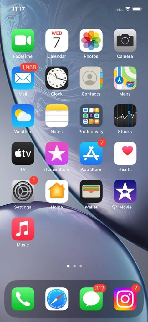 Mantenga presionada cualquier parte de la pantalla de inicio hasta que las aplicaciones comiencen a temblar levemente. Cómo encontrar cosas ocultas en iPhone