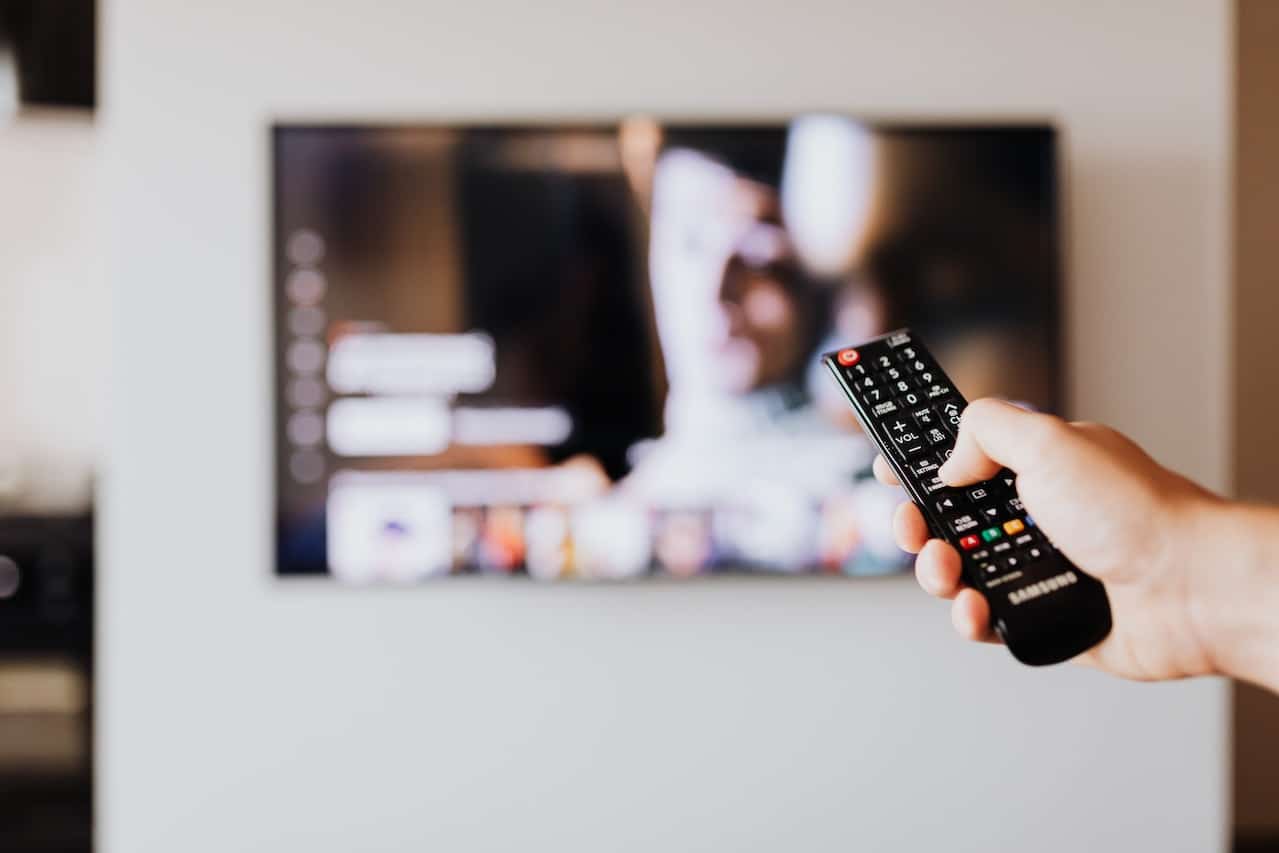 Accendi la tua TV e il tuo set-top box utilizzando il telecomando o il pulsante sul tuo set-top box e TV | configura il tuo telecomando STB