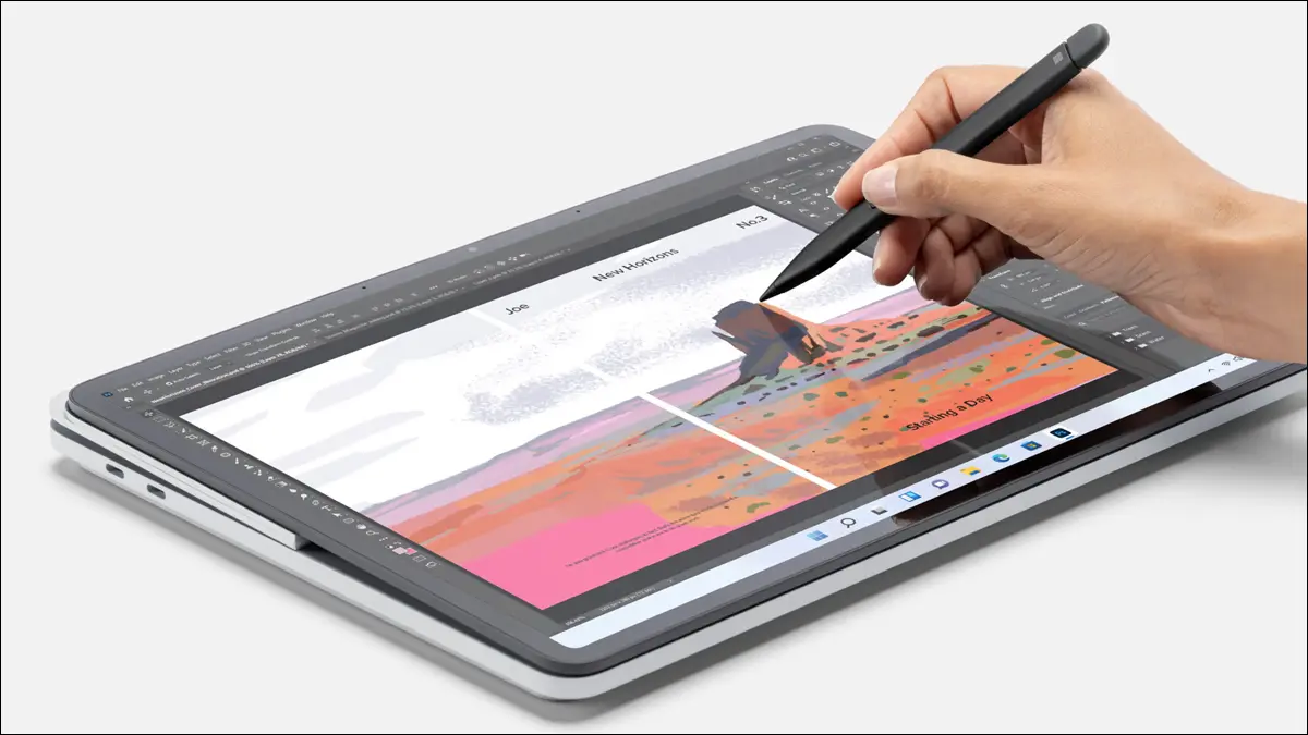 Una persona che disegna su un tablet Microsoft Surface.