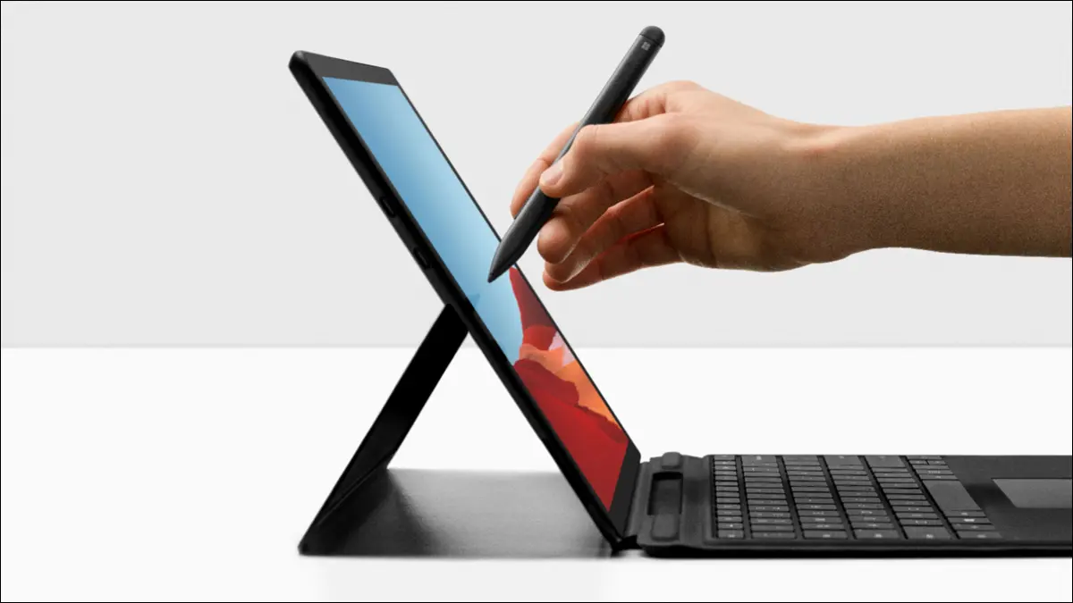 شخص ما يستخدم القلم على كمبيوتر لوحي Microsoft Surface.