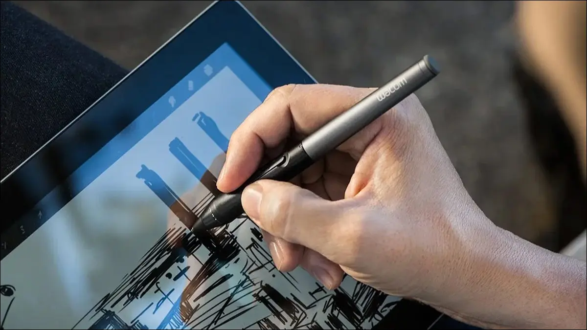 قلم Wacom قديم يعمل بتقنية Bluetooth مخصص للاستخدام مع أجهزة iPad من الجيل الأول.