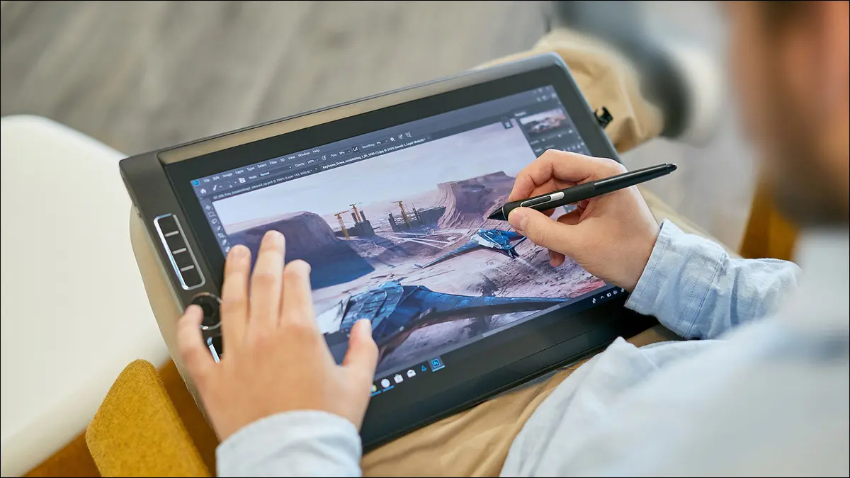 Человек рисует стилусом EMR на планшетном компьютере Wacom Studio.