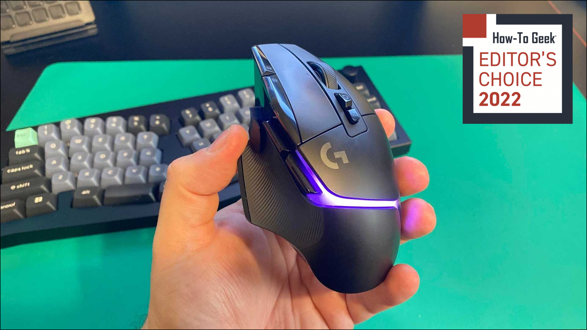 Mouse Logitech G502 X Plus cu iluminare verde.