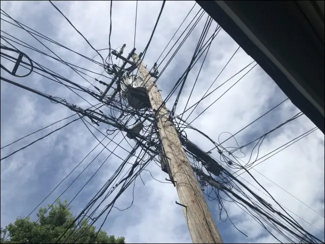 1 つの電柱に接続された複数の線