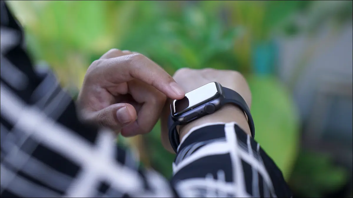 Um homem usando o Apple Watch no pulso