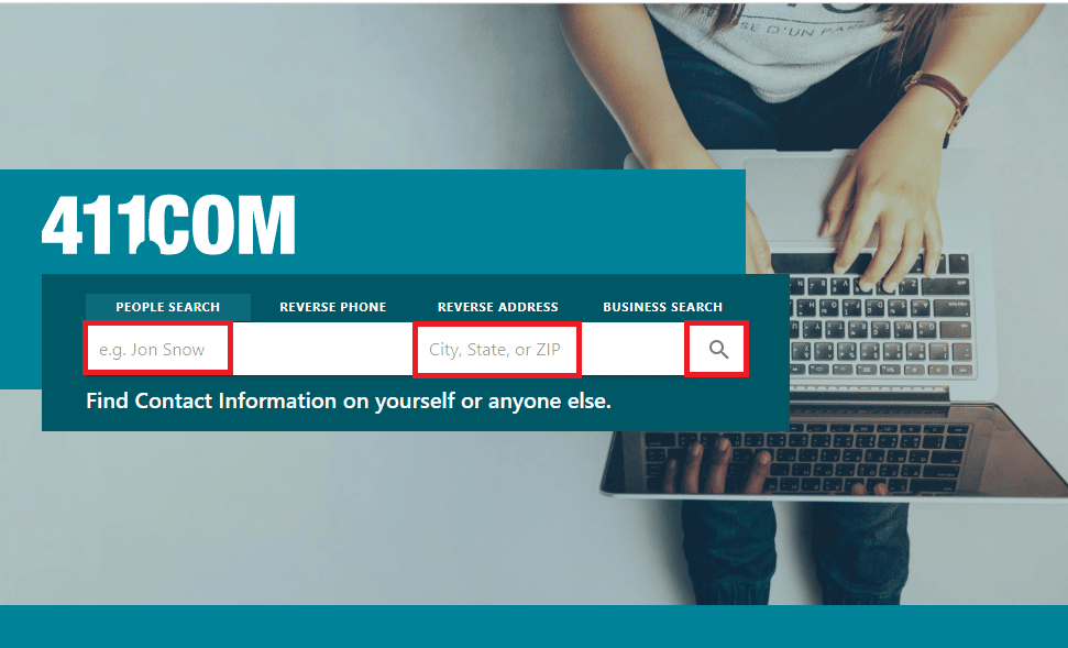 411.com Web サイトを開き、フィールドに名前と都市を入力し、検索アイコンをクリックします。番号なしでWhatsAppで誰かを見つける方法