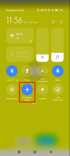 Deixe o Snapchat carregar todos os snaps e ative o modo Avião no menu de configurações rápidas.