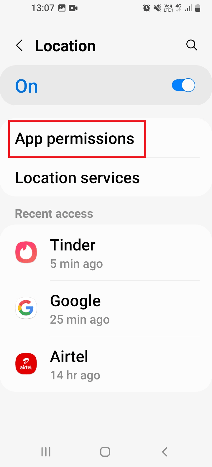 Active la opción Ubicación y toque la aplicación Tinder en la pestaña de permisos de la aplicación