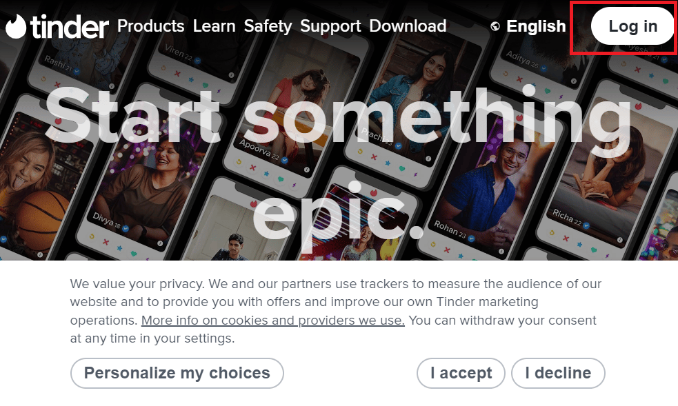 Ouvrez le site officiel de la plateforme Tinder et cliquez sur le bouton Se connecter