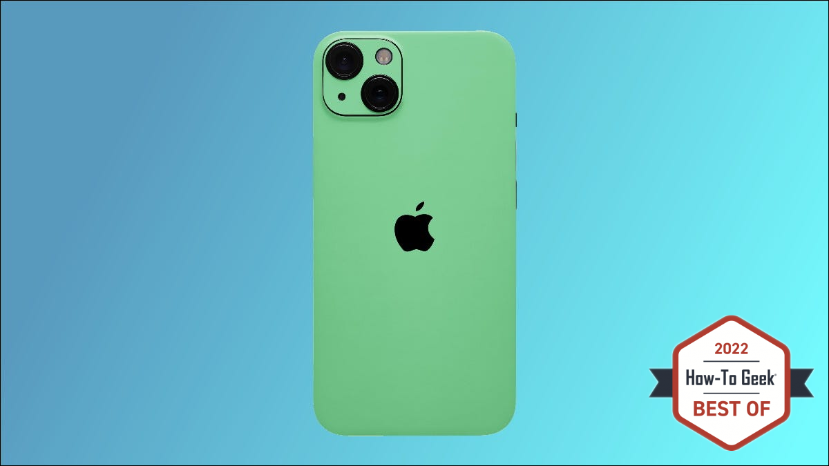 dbrand peau verte sur fond bleu