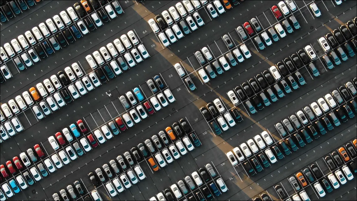 Une vue aérienne de centaines de véhicules garés dans un parking