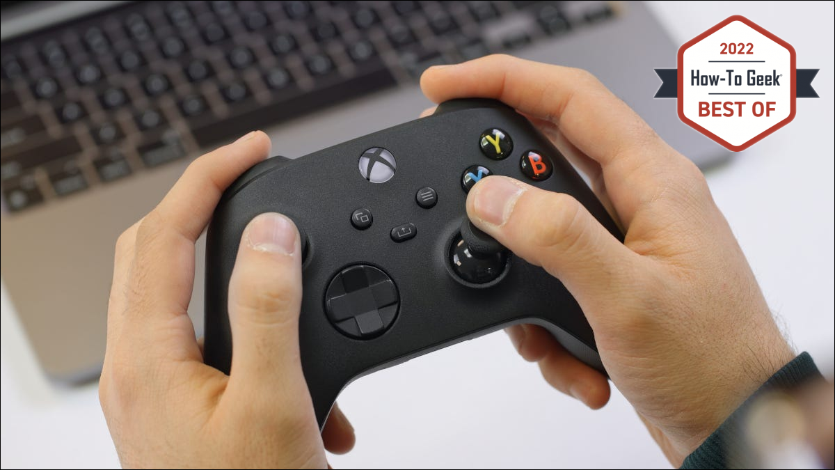 Hände halten einen Xbox Series X Wireless Controller über einem MacBook Pro M1.