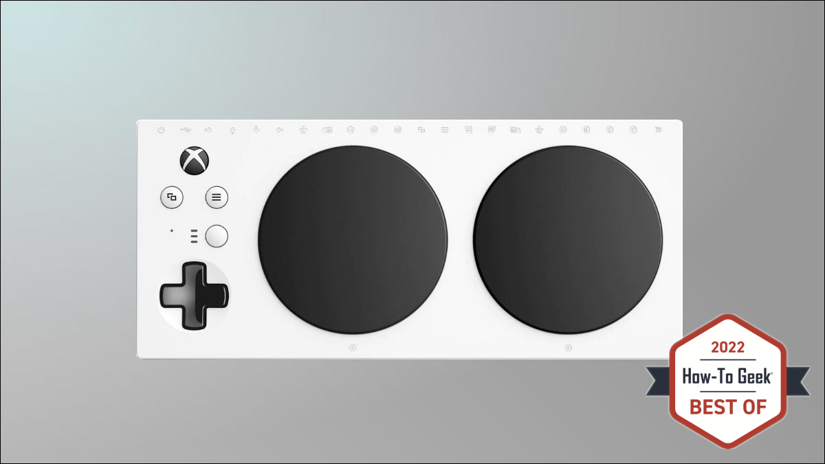 Kontroler Xbox Adaptive Controller na szarym tle