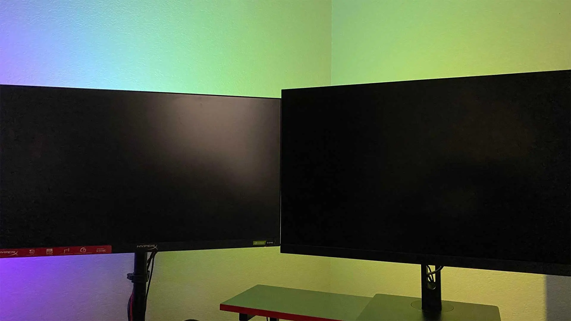 Philips Hue Play Gradient Lightstrip affichant un mélange d'éclairage vert et violet