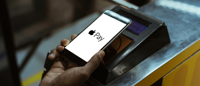 Płacenie za pomocą Apple Pay.