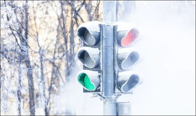 Feu stop dans la neige.