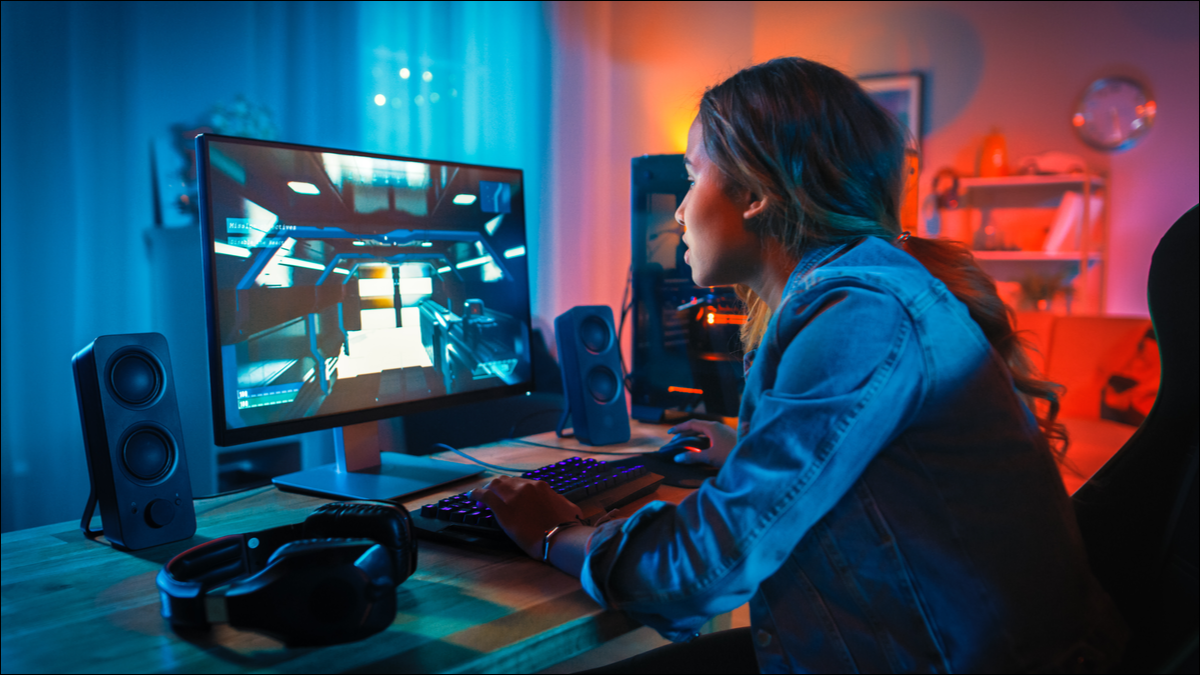 Femme utilisant un ordinateur de bureau.