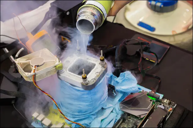 Un processeur overclocké avec de l'azote liquide.