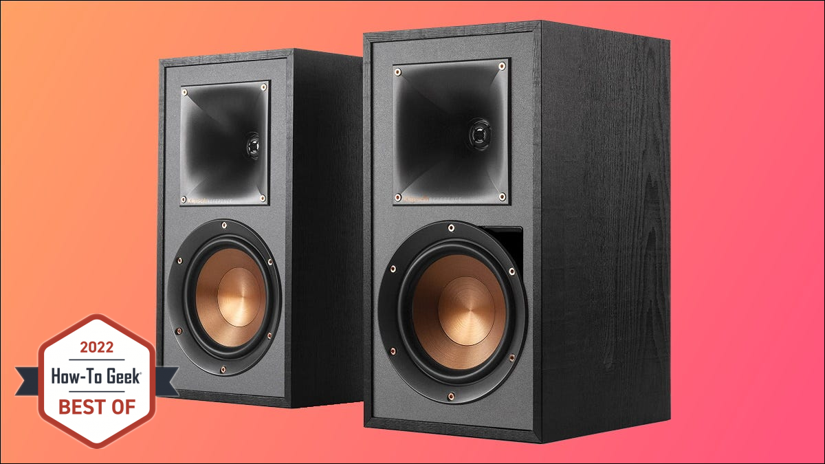 Klipsch R-51PM su sfondo rosa