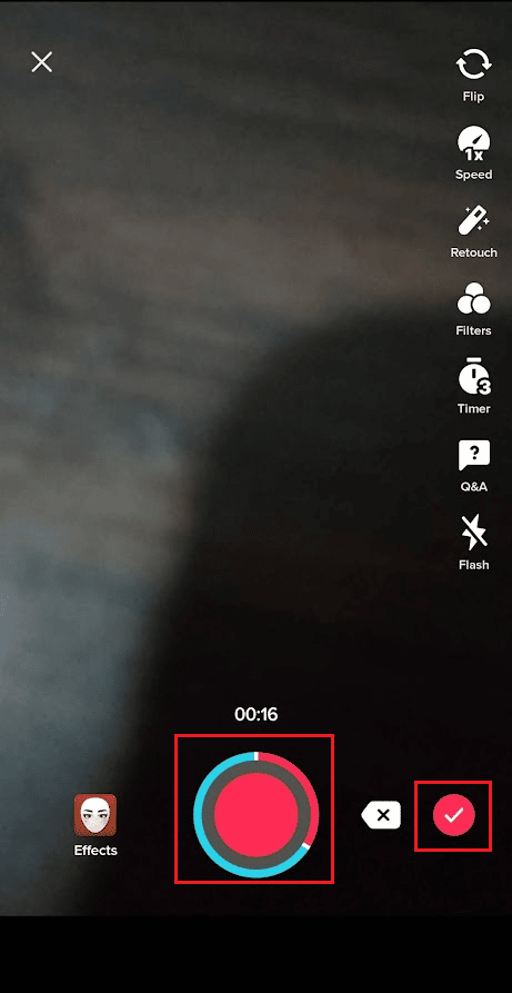 Tippen Sie erneut auf die Aufnahme-Schaltfläche, um die Aufnahme zu stoppen, und tippen Sie auf das Häkchen-Symbol | Laden Sie ein Video von Ihrer Kamerarolle in Ihren TikTok-Entwurf hoch