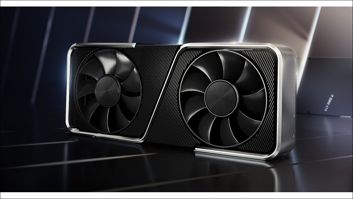 Carte graphique RTX 3060Ti de Nvidia sur fond réfléchissant.