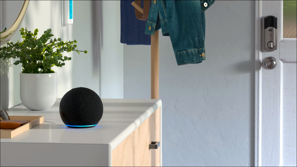 Altavoz inteligente Amazon Echo Dot de 4.ª generación sobre un escritorio