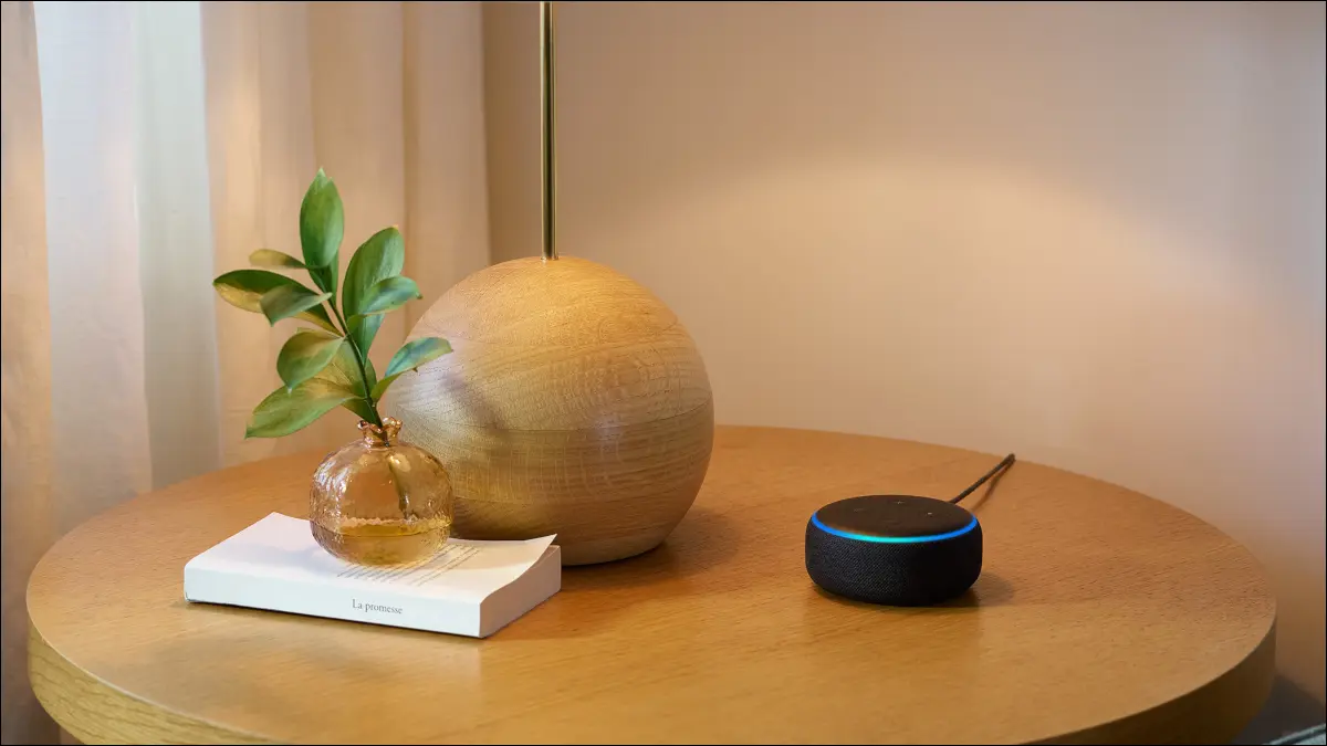 Echo Dot sentado en la mesa.