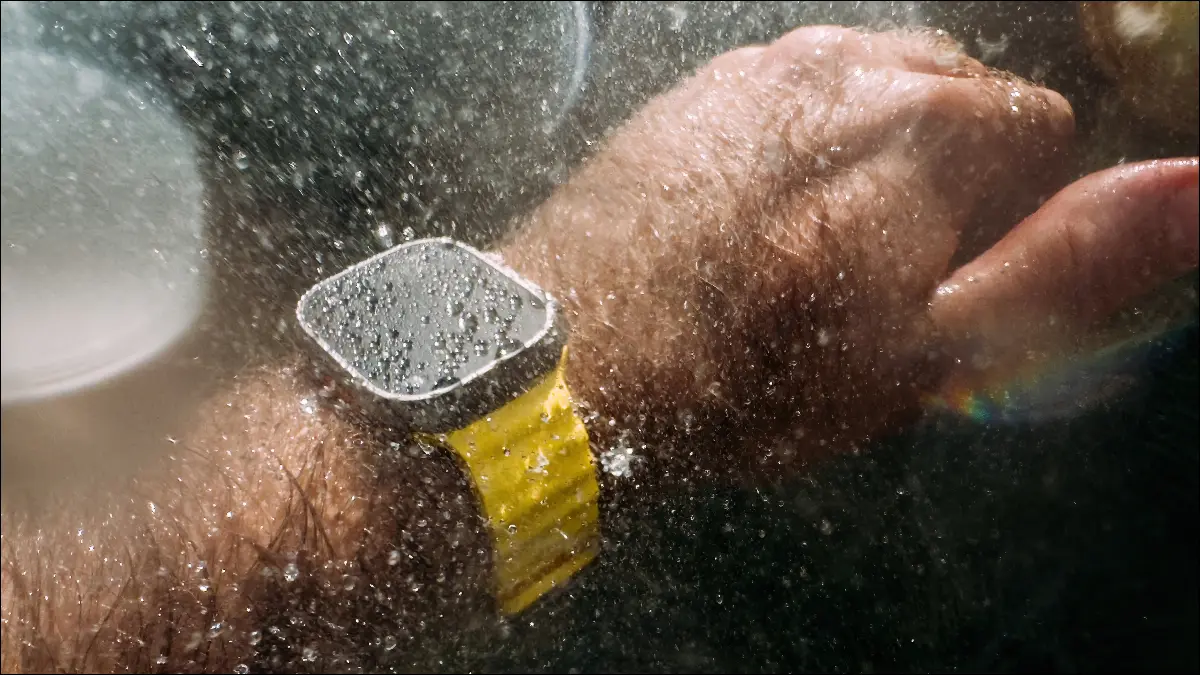 Homme portant une Apple Watch sous la pluie