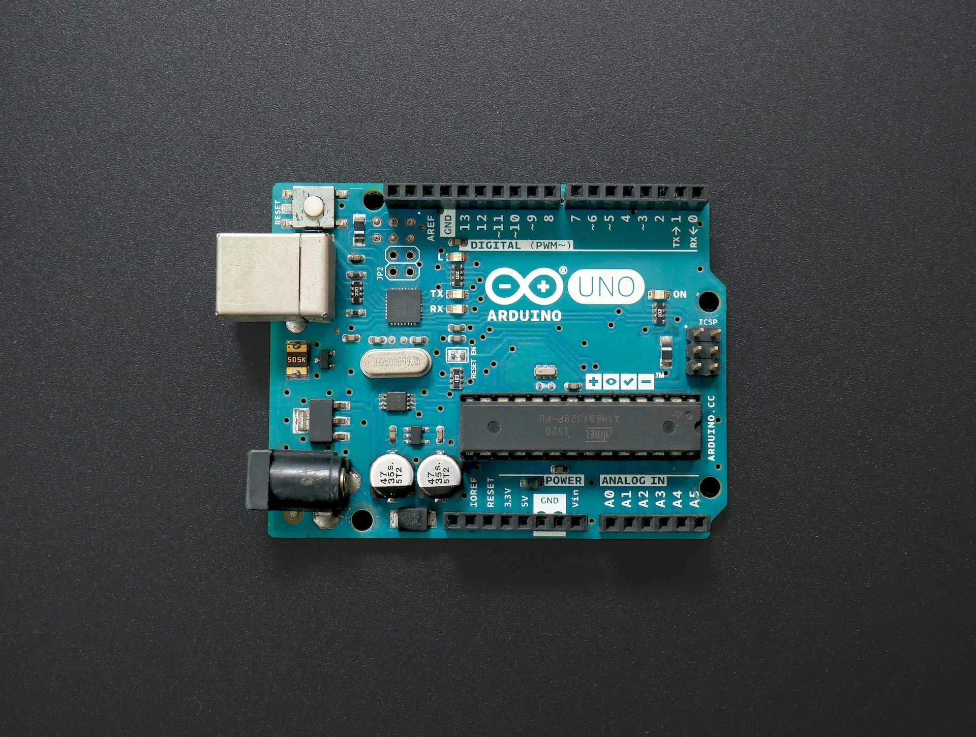 Placa Arduino Uno con microcontrolador Atmel