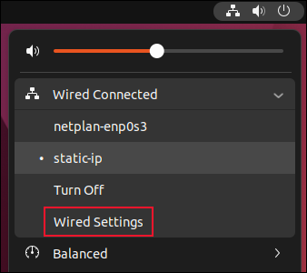 O menu do sistema com o painel "Wired Connected" expandido