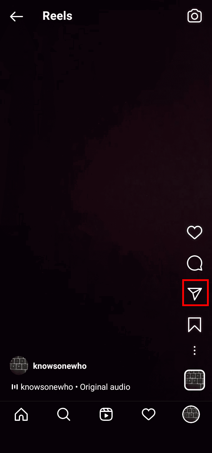 릴의 오른쪽에 있는 비행기 아이콘을 탭합니다. | Instagram 스토리에서 전체 릴을 공유하는 방법