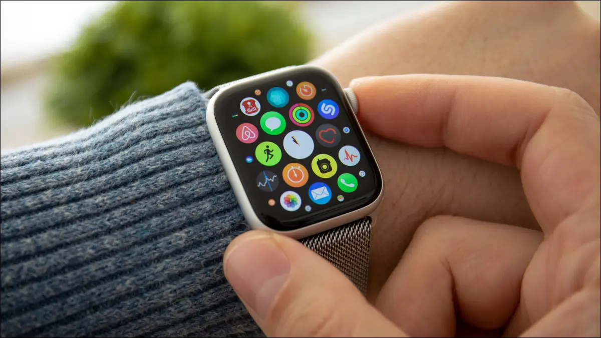 Mężczyzna używający Apple Watch z aplikacjami na tarczy zegarka