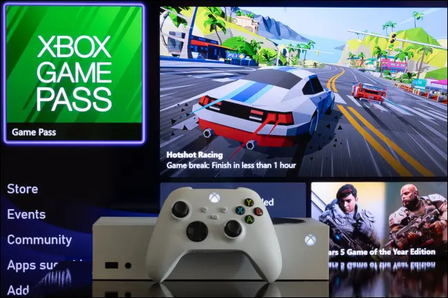 Xbox Series S în fața unui ecran care arată meniul Xbox Game Pass.