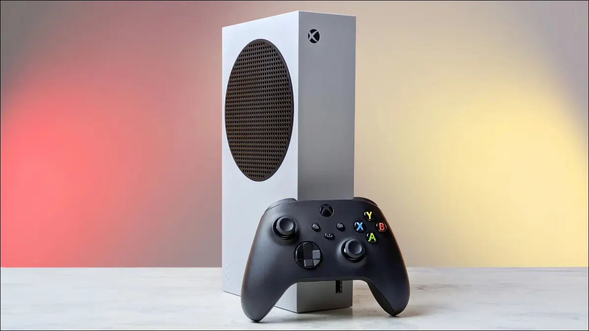 Eine weiße Xbox Series X mit einem schwarzen Controller.