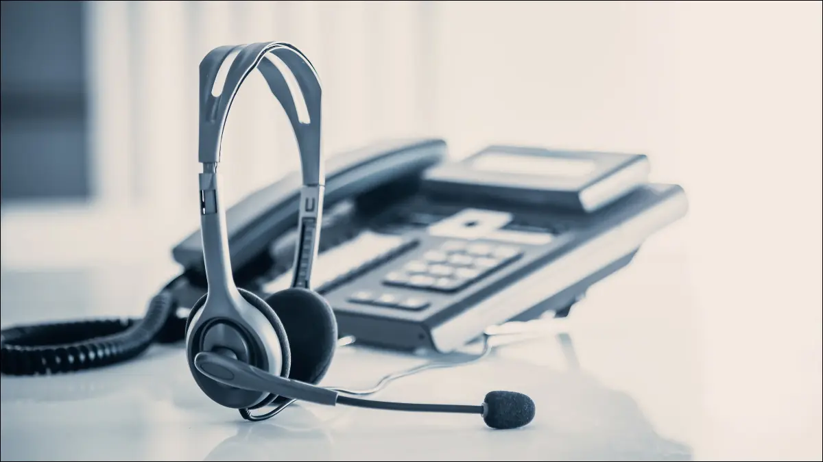 teléfono fijo y auriculares en la mesa