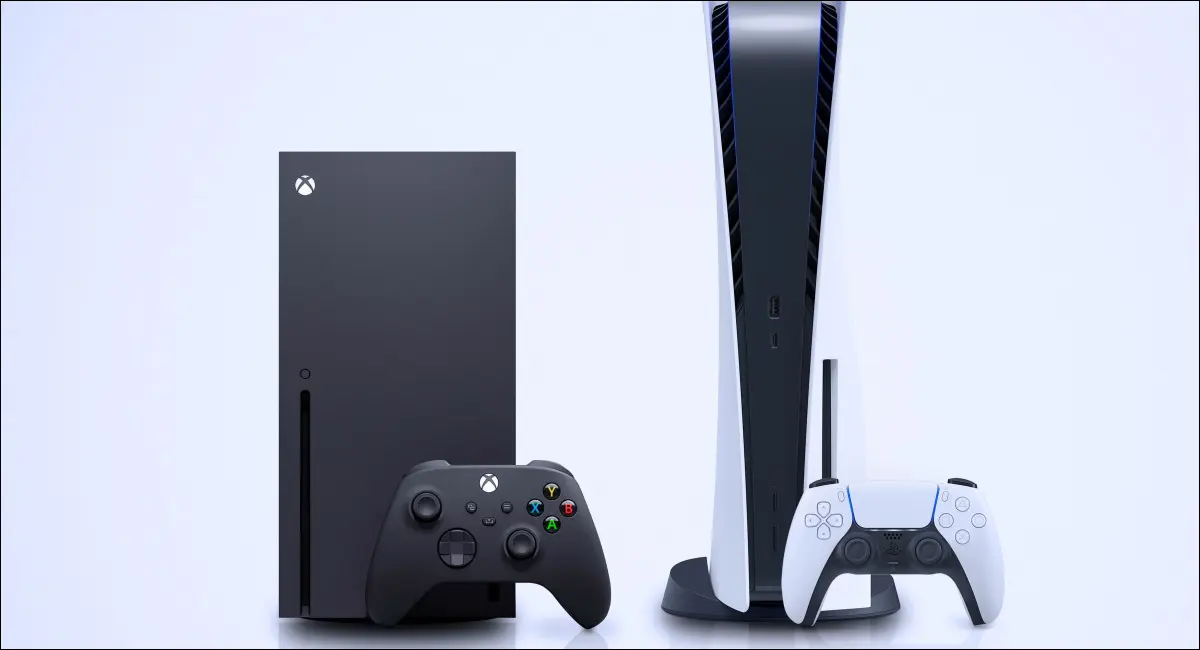 Una console Xbox Series X e PlayStation 5.